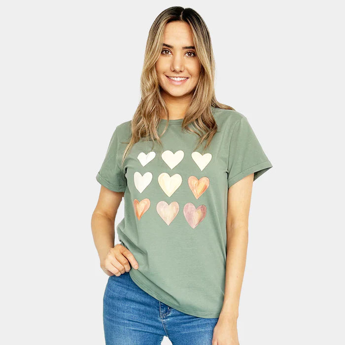 KHAKI HEARTS TEE