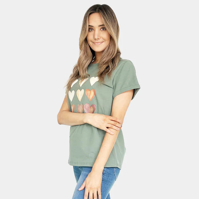 KHAKI HEARTS TEE